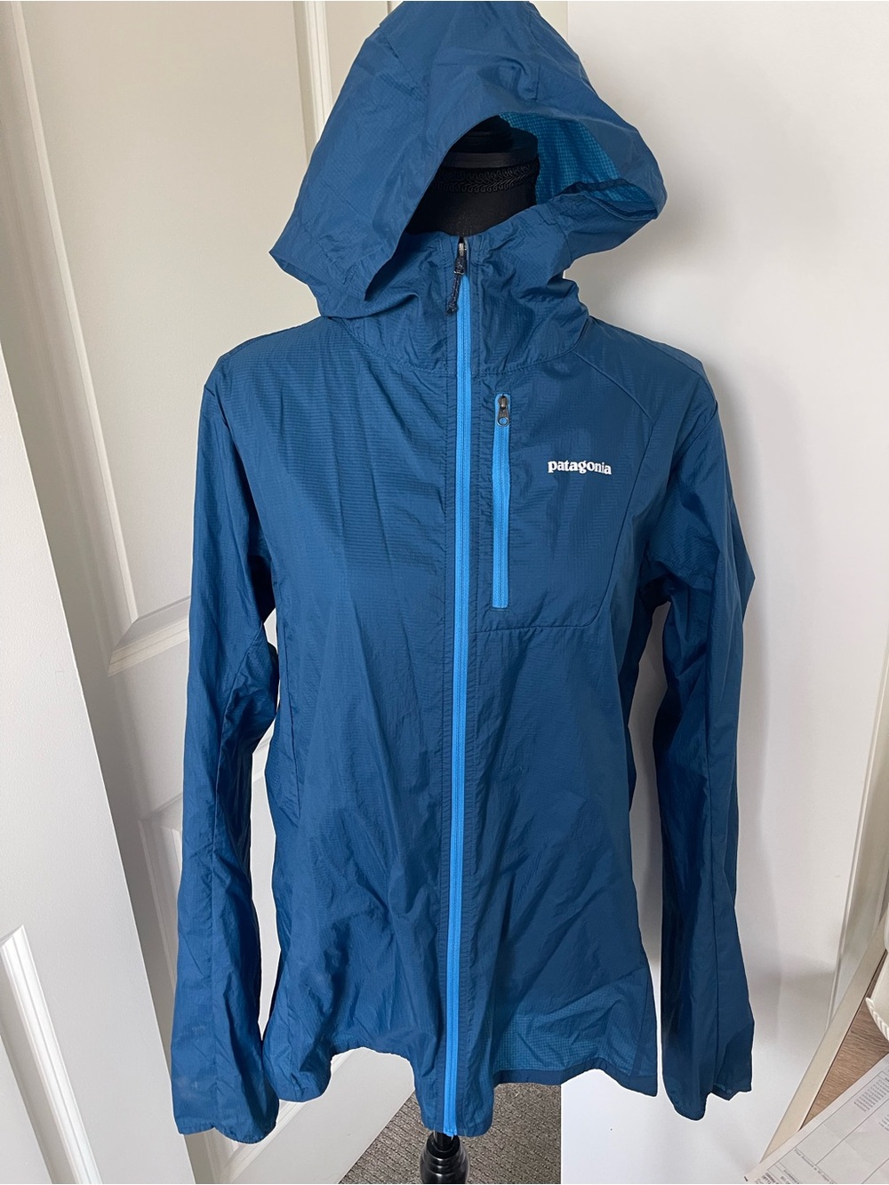 Patagonia Women's Blue Lightweight Hooded wind breaker jacket. XL